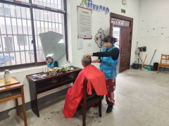 给老人免费理发