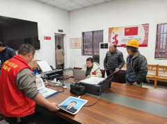 免费给老人拍照