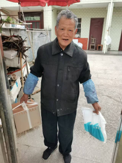 为村内80周岁以上送上生日祝福