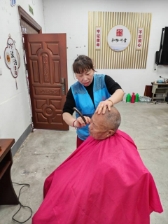 免费给老人刮胡须
