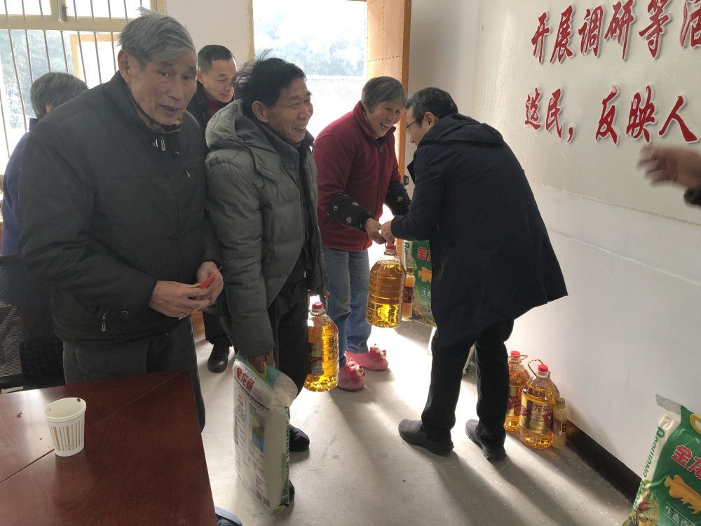 慰问困难党员及群众贫困户