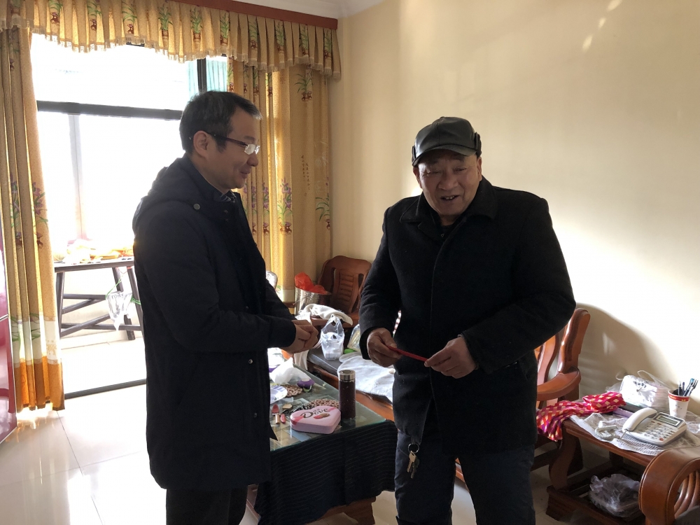 慰问困难党员及群众贫困户