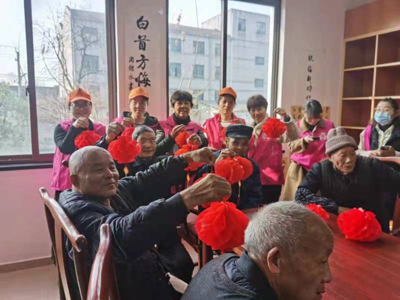 敬老院制作灯笼活动