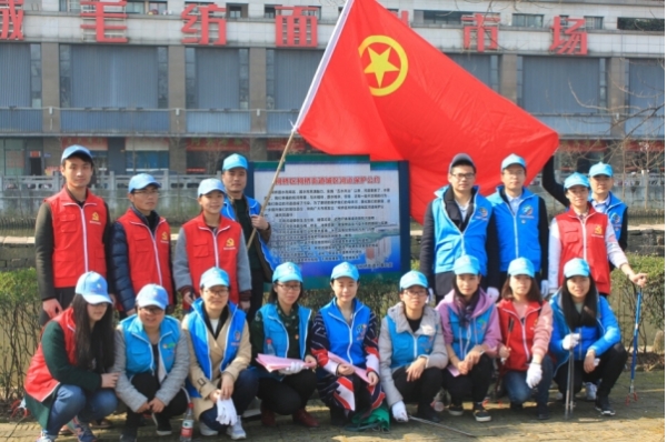 柯桥街道团委组织开展“青春建功助力治水”河道集中清理活动