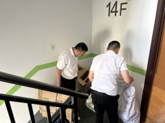 禹会社区开展清理小区楼道堆积物活动