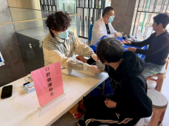 禹会社区开展老年人量血压测血糖活动