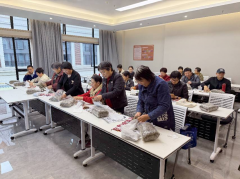 禹会社区开展老年人做颈椎枕活动