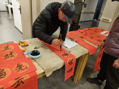 禹会社区开展新春写对联活动
