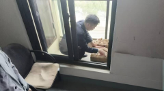 禹会社区开展楼道垃圾清理