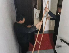 禹会社区开展楼道堆积物整治