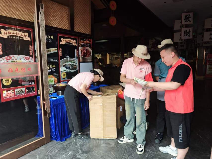 禹会社区开展店铺垃圾分类宣传 禹会社区开展店铺垃圾分类宣传