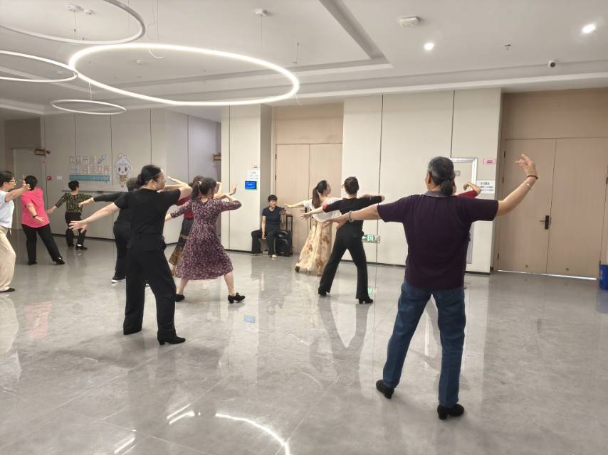 禹会社区开展排舞培训 禹会社区开展排舞培训