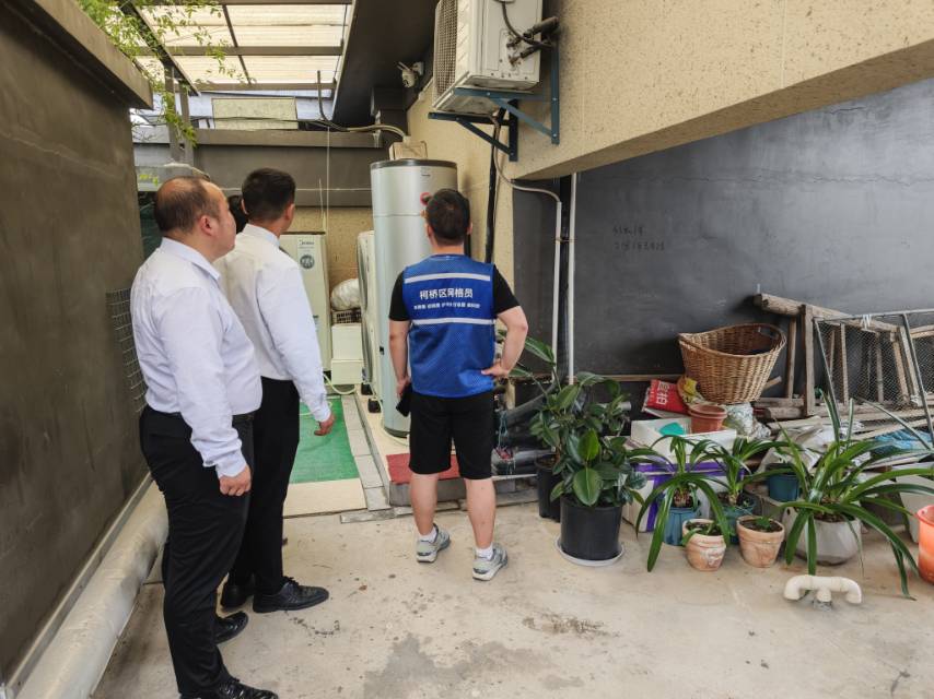 禹会社区开展楼道堆积物整治 禹会社区开展楼道堆积物整治