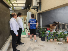 禹会社区开展楼道堆积物整治