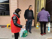 为村内困难户送年终慰问