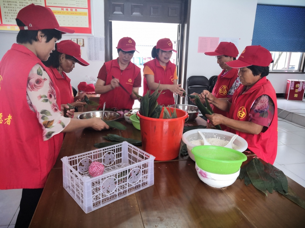 文明实践端午节包粽子志愿活动