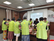 端午节包粽子慰问村内孤寡老人