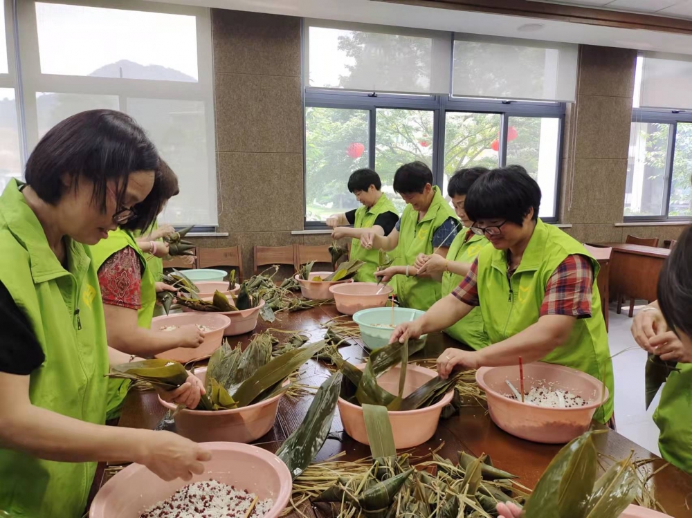 端午节包粽子慰问村内孤寡老人