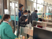 防疫工作不松懈 守好“小门”护大家