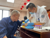 为养老院老人送健康