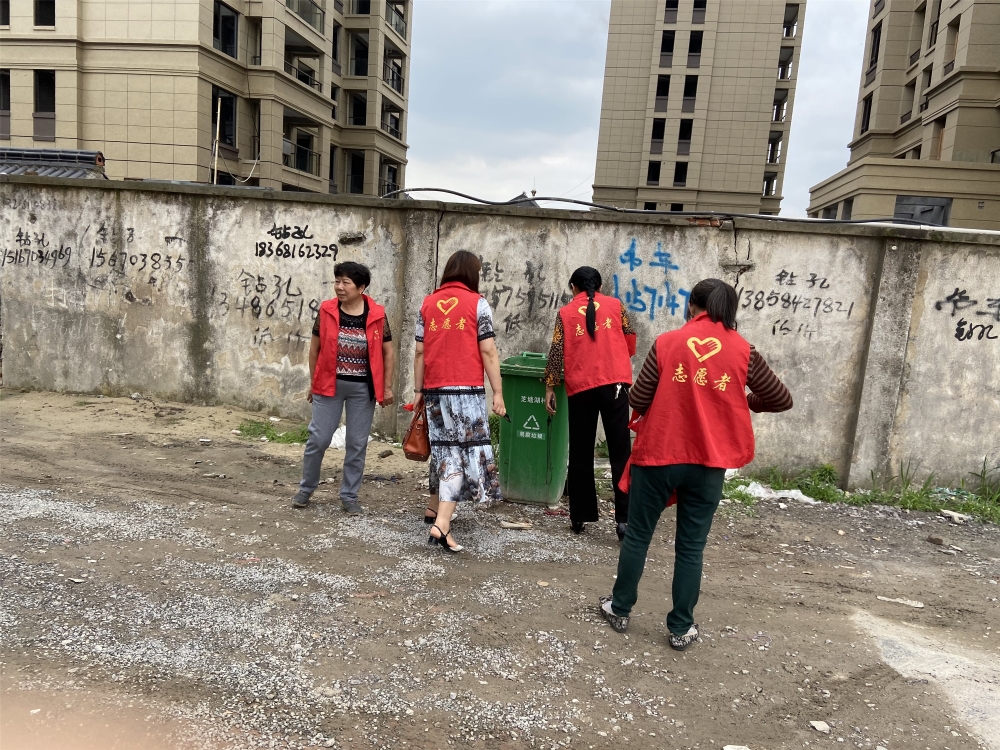 芝塘湖村志愿者开展垃圾分类知识实地宣传培训