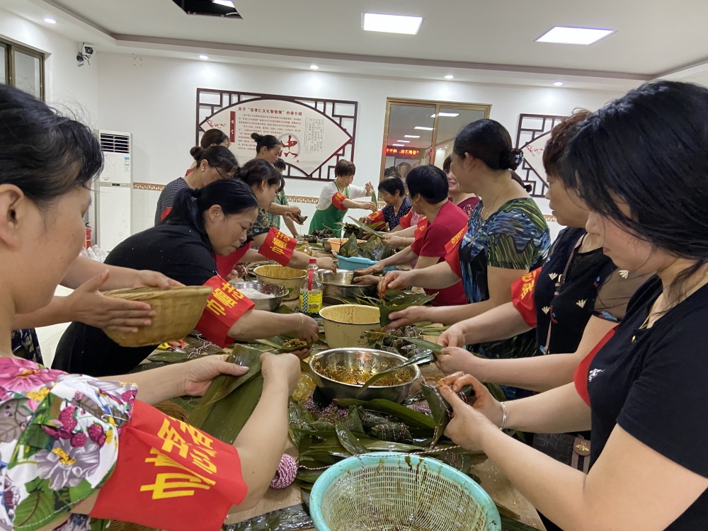 芝塘湖村文化礼堂开展“庆端午包粽子”“我们的节日”主题活动