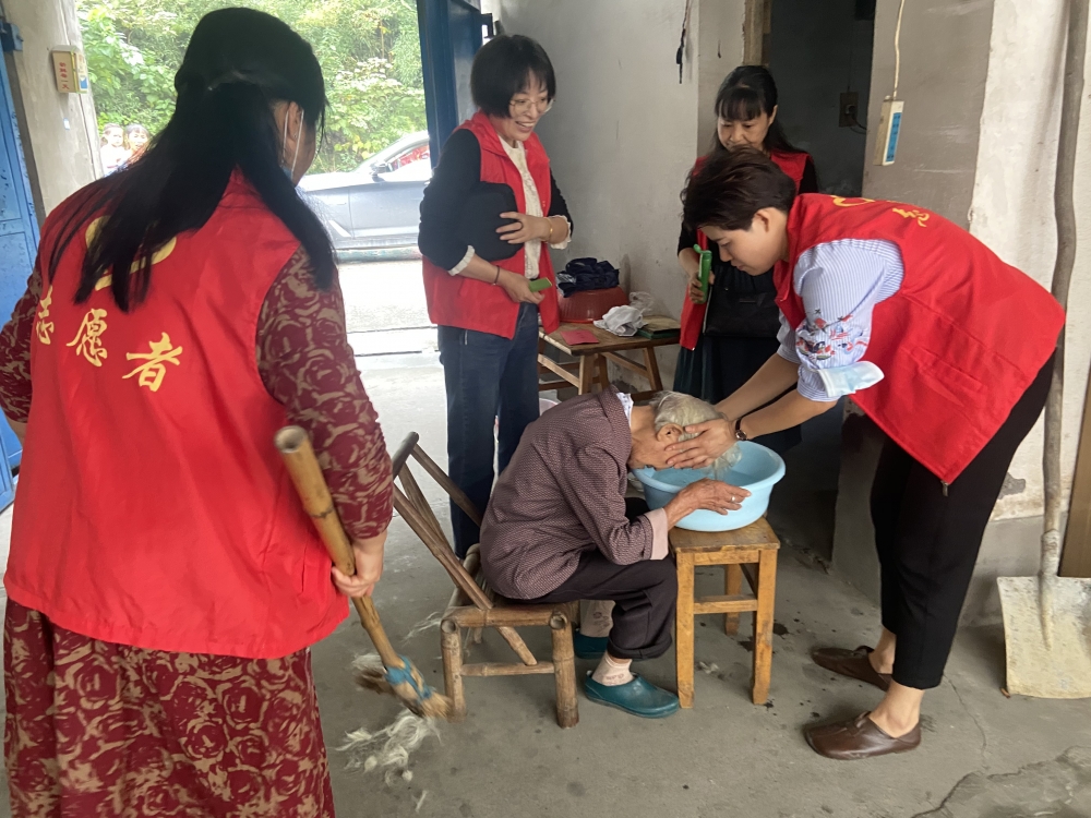 九九重阳节，情暖老人心芝塘湖村志愿服务活动