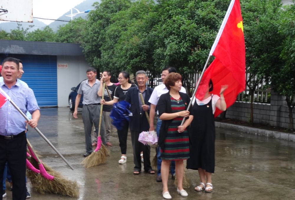 “拥抱春天，播种绿色”植树节活动