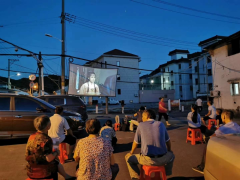 合力居“红色电影”放映