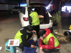 洞桥社区花香娘子军卡口慰问