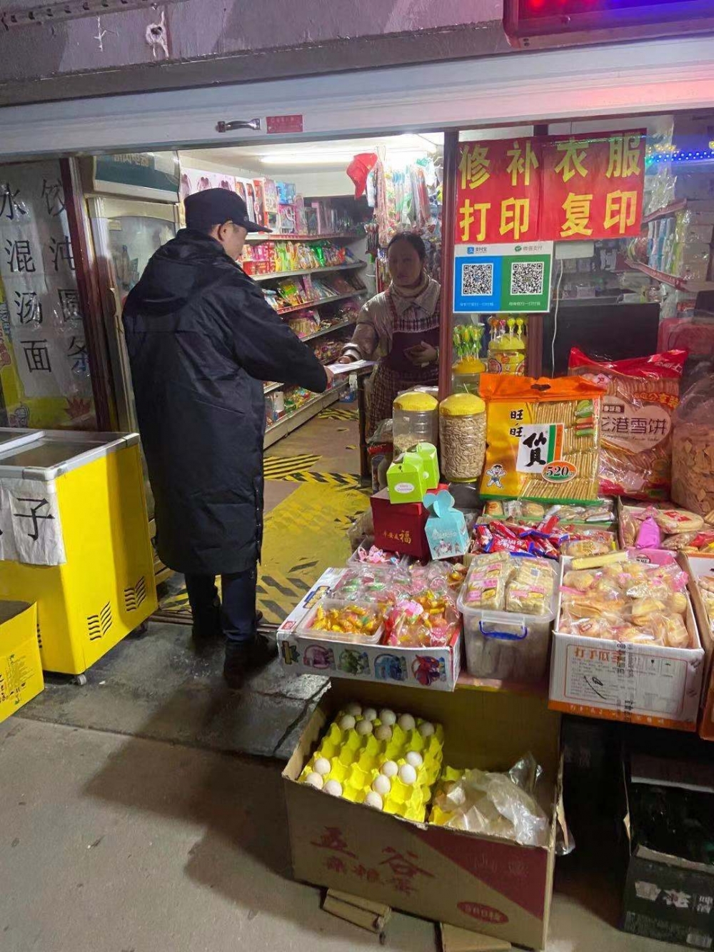 发放食品安全知识宣传资料
