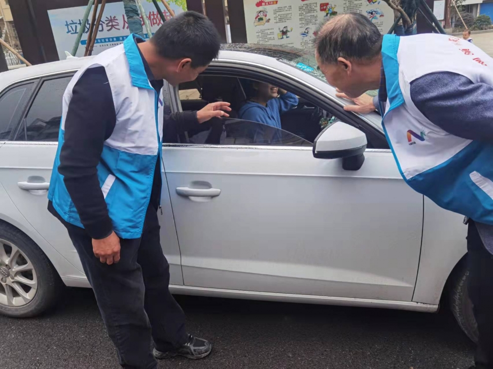 文明劝导 规范停车