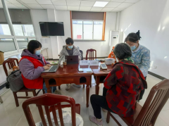 爱心服务伴老人  血压测量暖人心