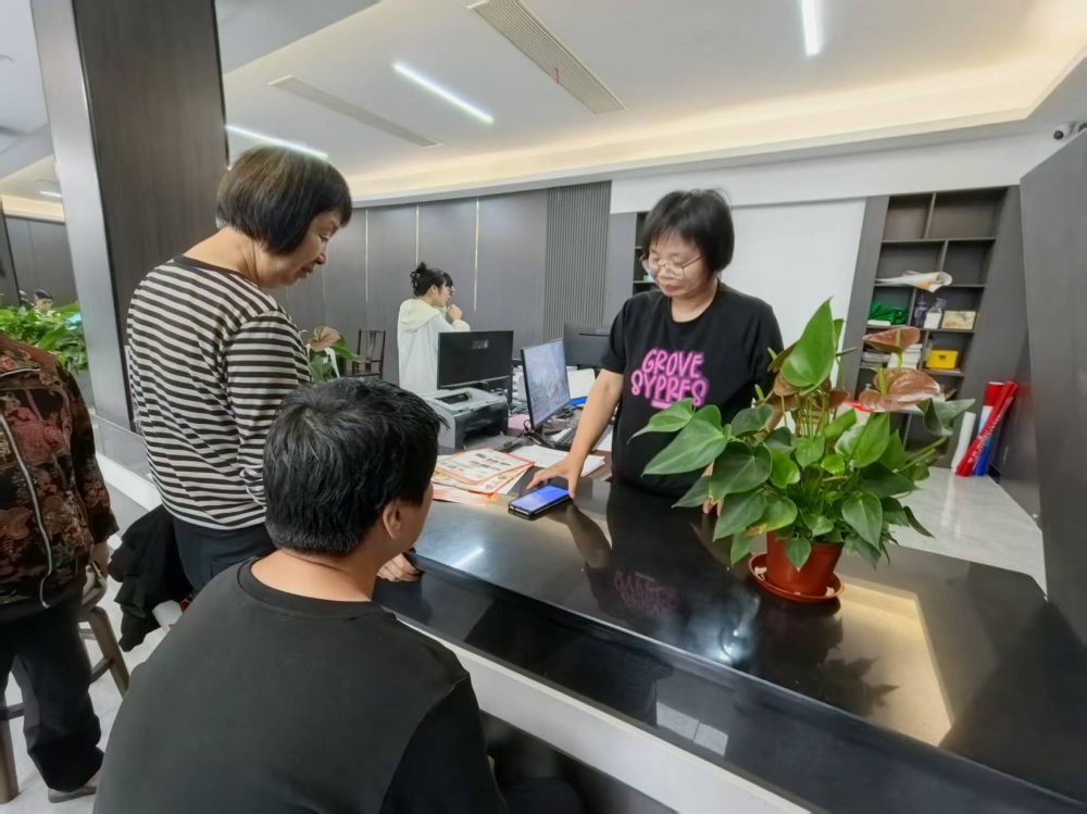 教老人用微信缴纳水电费便民服务暖人心