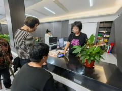 教老人用微信缴纳水电费便民服务暖人心