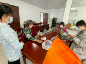 爱心服务伴老人  血压测量暖人心