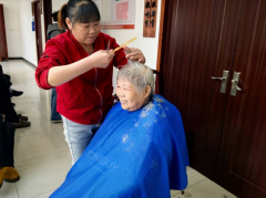 温馨剪发，关爱银发