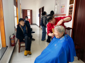 温馨剪发，关爱银发