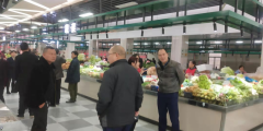 农贸市场开张志愿者们维持秩序