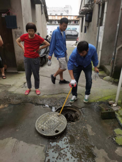 志愿者自发为村民疏通下水道