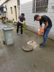 志愿者自发为村民疏通下水道