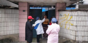 联兴村疫情防控志愿者逐户体温测量