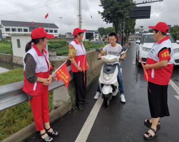 为倡导文明交通，摒弃交通陋习，引导居民们遵守交通规则，进一步提升居民的文明交通意识，7月23日，寺桥村村委开展了以“安全出行， 文明礼让”为主题的宣传活动。