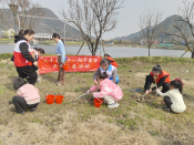 “大手牵小手一起学雷锋”文明实践我行动亲子植树志愿活动