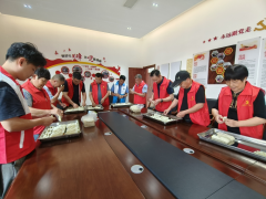 “情暖六一，共护成长”做巧果志愿服务活动