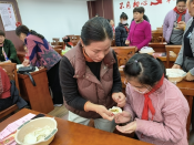 饺子聚团圆 邻里情更浓