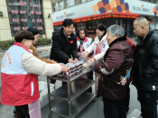 浓浓腊八粥  温暖邻里情