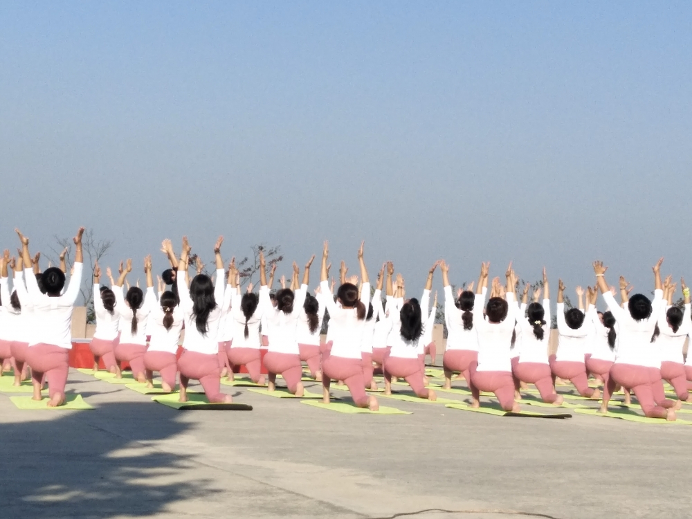 龙东村百人瑜伽活动
