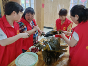 端午节包粽子