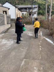 垃圾分类倡议书发放